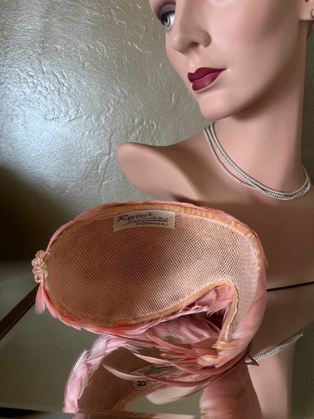 ELEGANT 1950s' PINK FEATHER COCKTAIL HAT WITH BEADED JEWEL - Picture 10 of 12